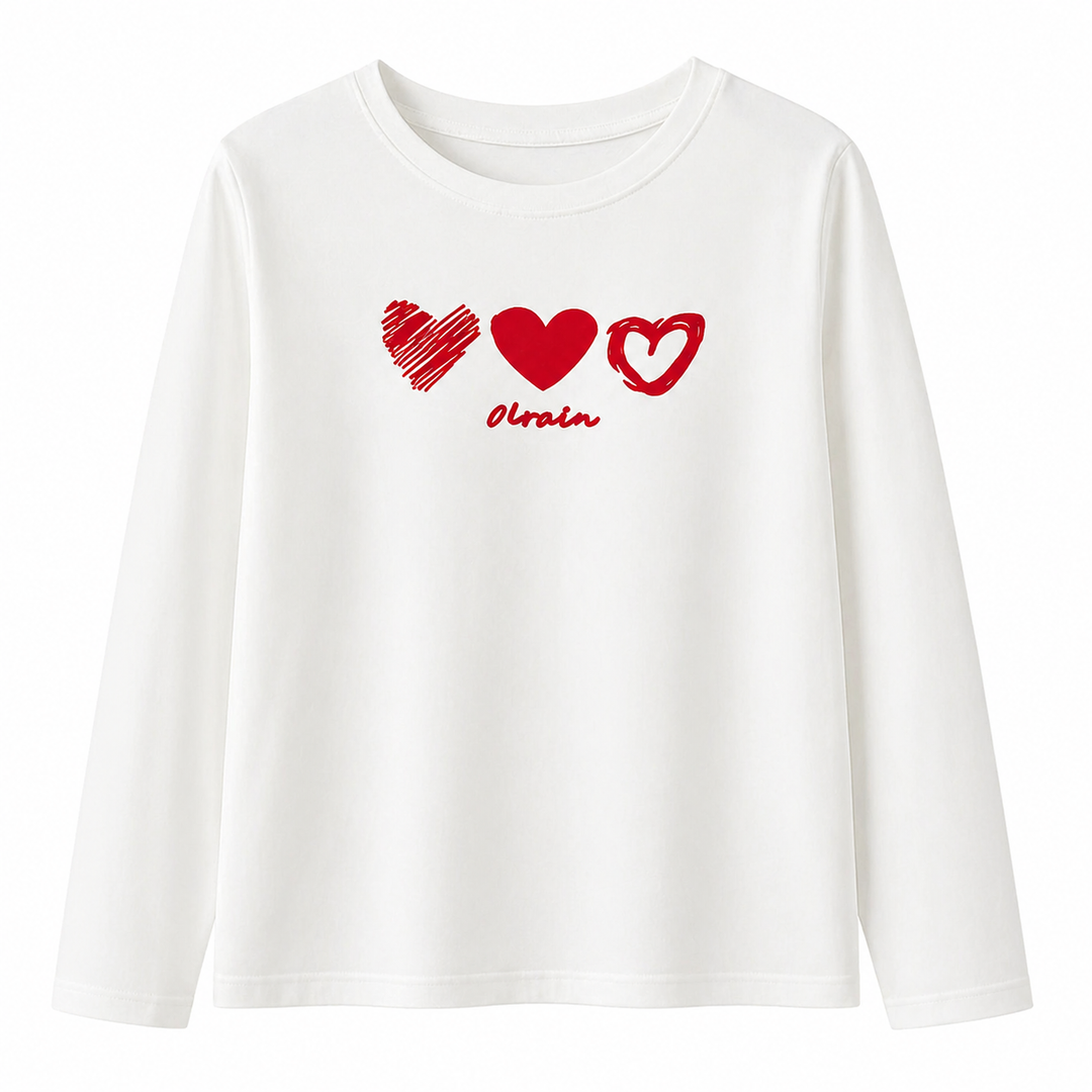 Komfortabel hvit dame topp med "Love" broderi. Myk langermet genser ideell for vår og casual bruk.