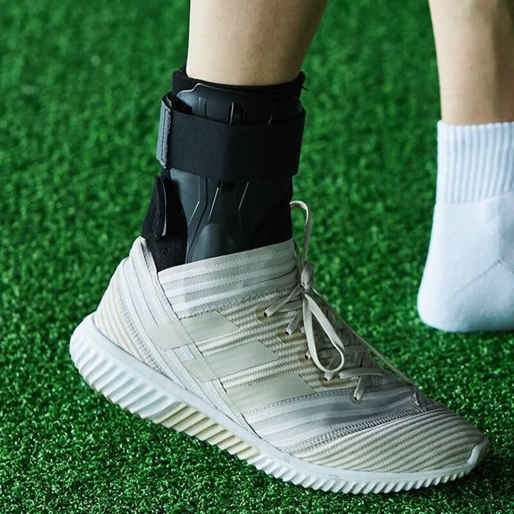 Unisex Luvikno ankelstøtte med doble stabilisatorer. Gir beskyttelse og støtte for sport.