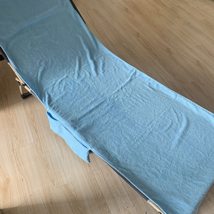 Detaljbilde av den komfortable dameputen. Tykt, polstret liggeunderlag for utendørs bruk.