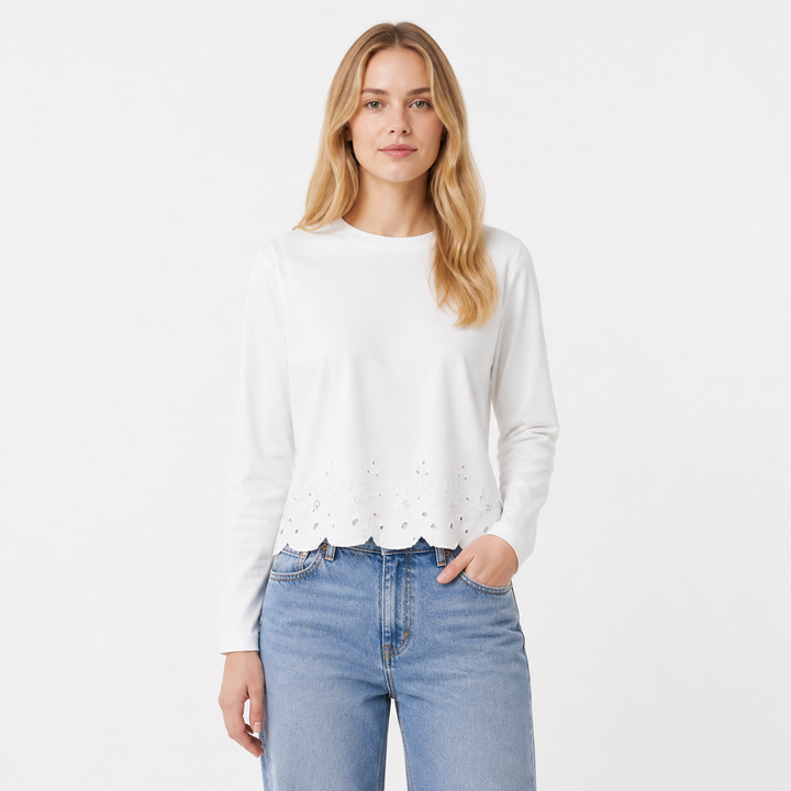Dame t-skjorte med fin brodert kant. Komfortabel hverdagstopp for en elegant sommerstil. Allsidig basic t-skjorte.