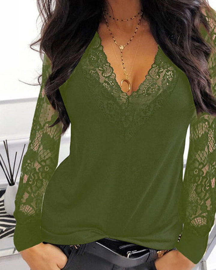 Moteriktig damebluse i elegant design med V-hals og delikate blondedetaljer. Uformell, men chic.