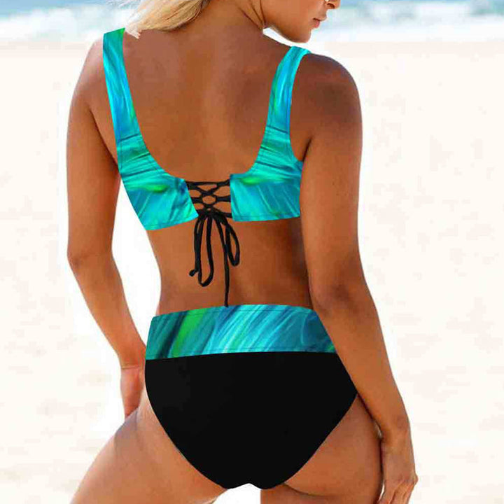 Polstret damebikini i friske farger og spennende mønster. Essensiell strandmote for kvinner.