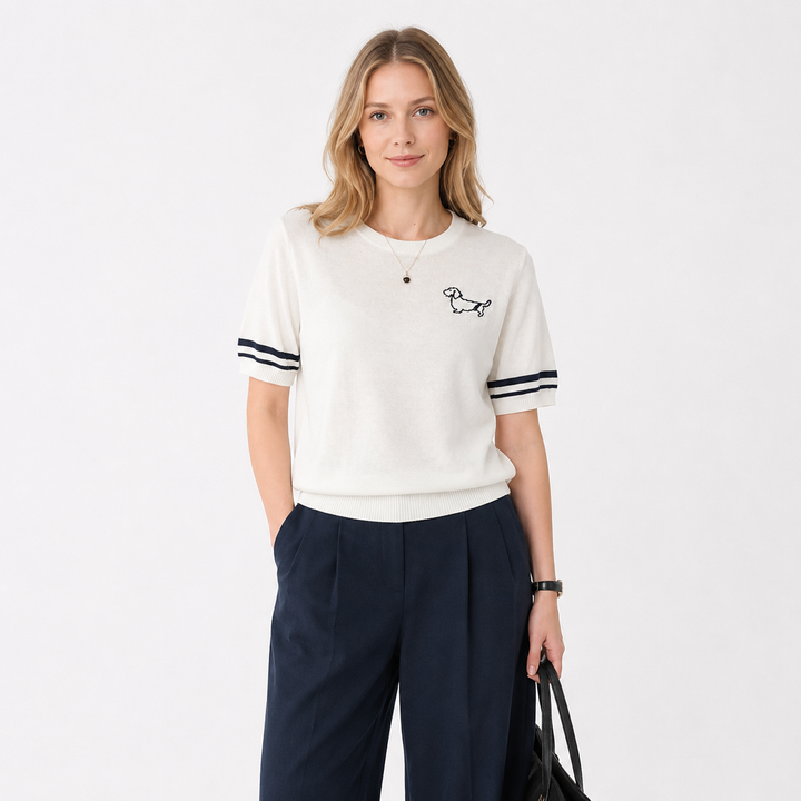 Mørk blå strikket dame t-skjorte med løs passform og feminint broderi, perfekt sommertopp for hverdag.