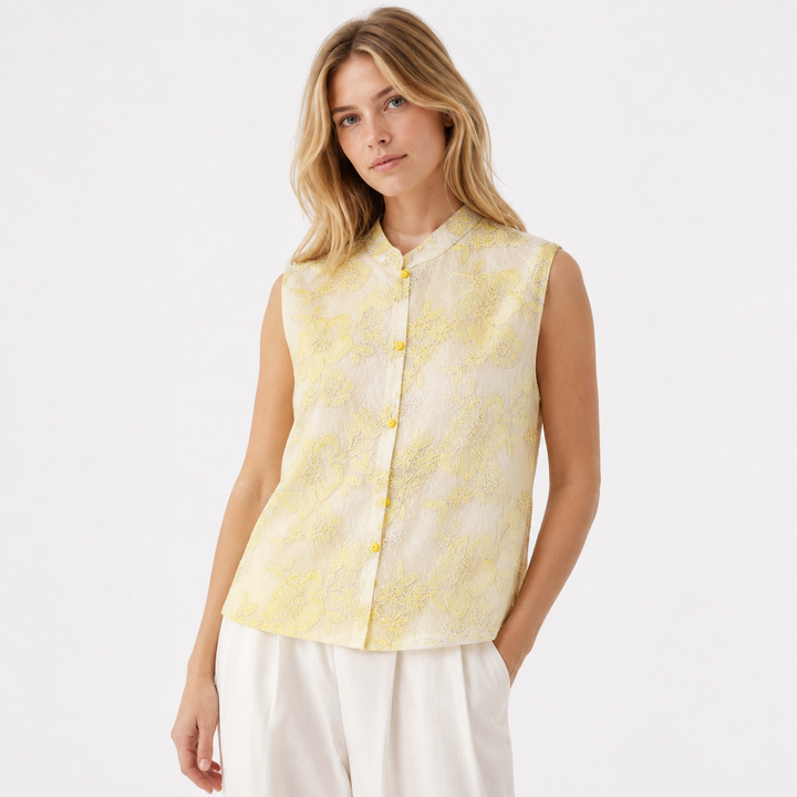 Gul brodert damevest i kinesisk stil med blomsterbroderi. Elegant og feminin sommertopp med standkrage.