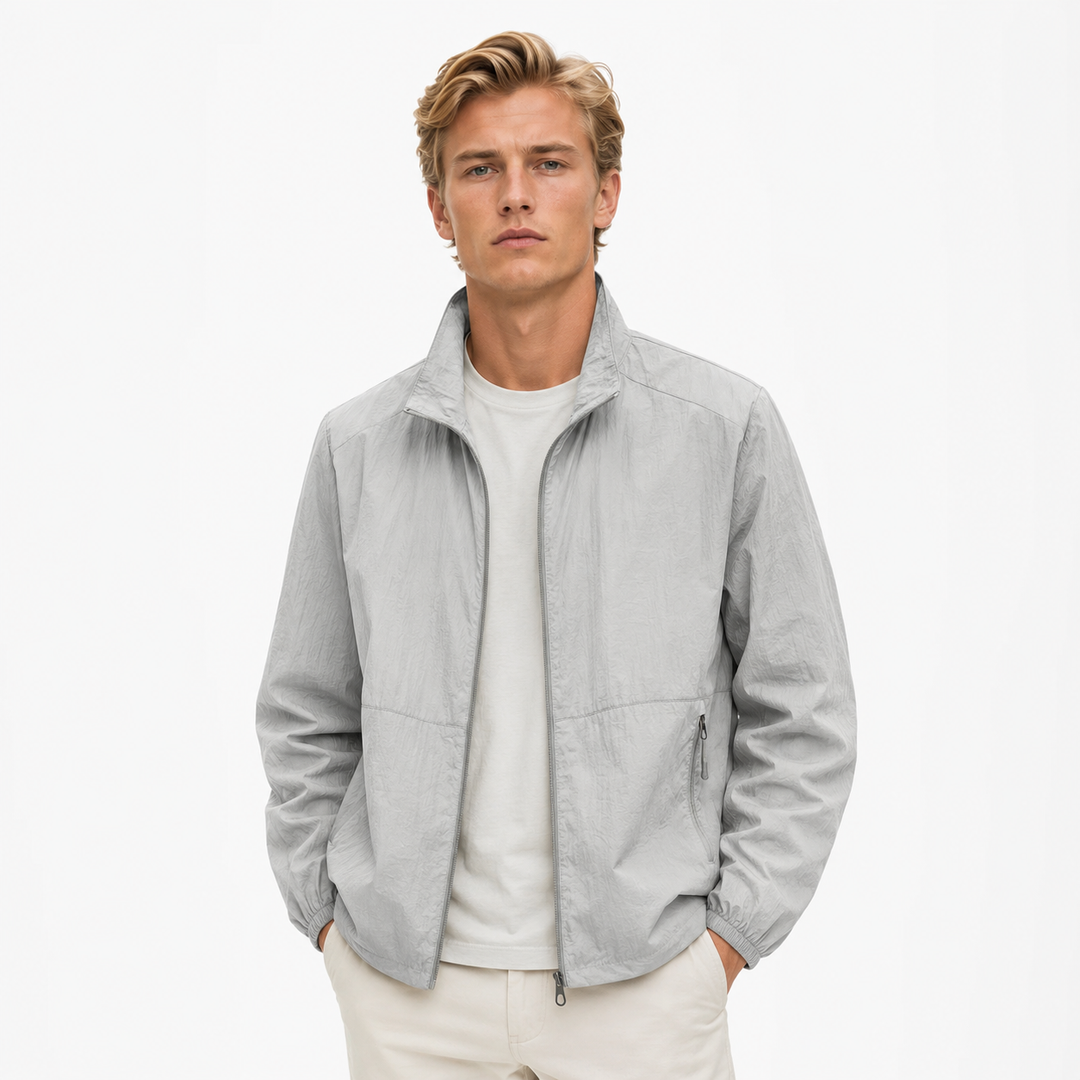Modell viser oversized passform på herre vindjakke, lett og sporty med UV-beskyttelse for komfort.