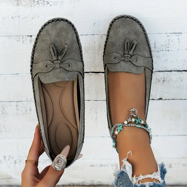 Kvinner i elegante ortopediske loafers, demonstrerer passform og stil.