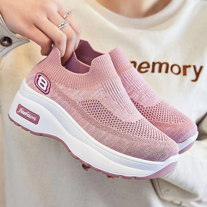 Pustende mesh fritidssko for damer med mellomhæl, ideell som sommer- eller vårsko. Elegant og casual.