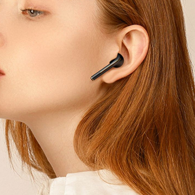 Person som bruker trådløse in-ear Bluetooth-øretelefoner under trening, forbedrer lydopplevelsen.