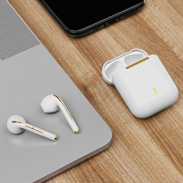Svart ladeetui med trådløse Bluetooth-øretelefoner inni. Kompakt og portabelt telefontilbehør.