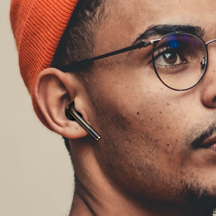 Flere vinkler av trådløse in-ear Bluetooth-hodetelefoner, perfekt for musikk, podcast og telefonsamtaler.