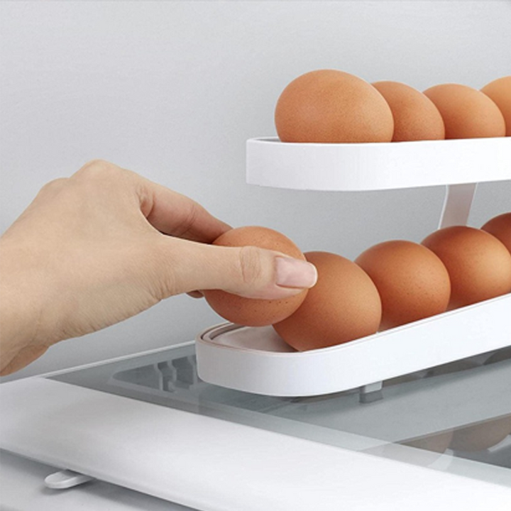 Dobbeltlags eggstativ for kjøleskap, ruller automatisk. Stor kapasitet for optimal eggoppbevaring.