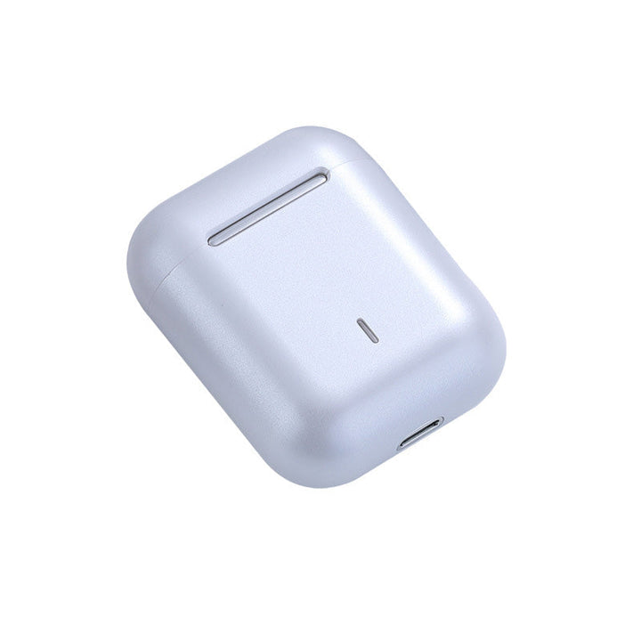Hvit bakgrunn med trådløse in-ear Bluetooth-øretelefoner og ladeetui. Kvalitets headset for all elektronikk.