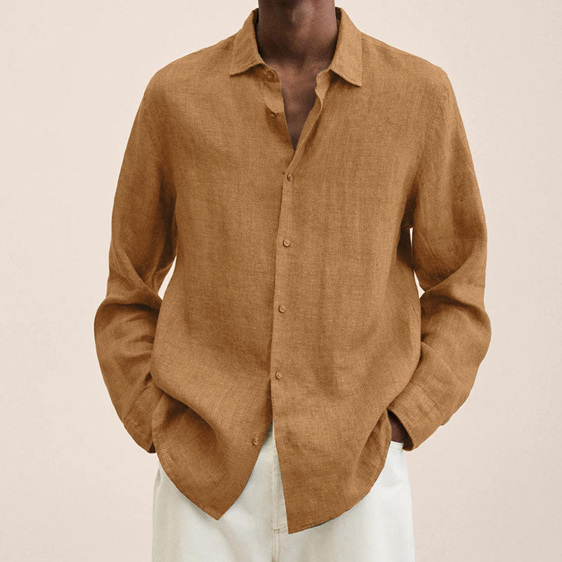 Modell iført elegant, ensfarget bomullsskjorte med kort erm, avslappet stil.