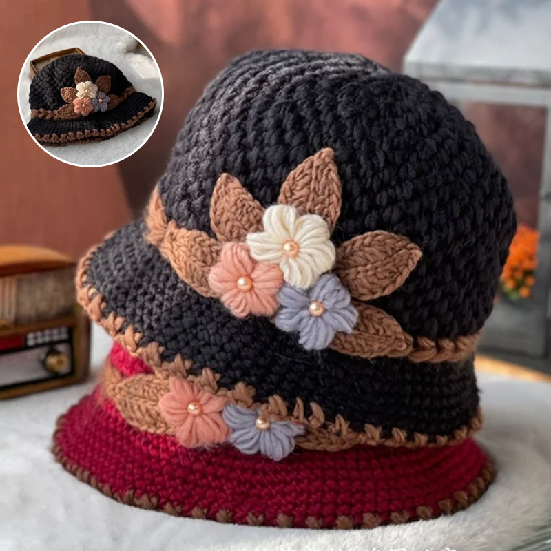 Fransk strikket ullhatt for kvinner med elegante blomster. Tykk og varm vinterlue i stilfull design.
