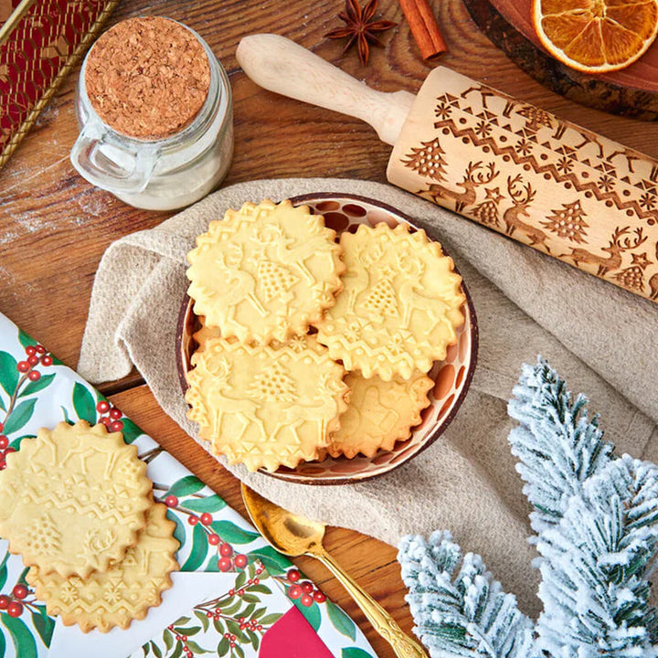 Trekjevle med snøfnuggmønster, ideell for festlig julebakst. En unik rullepinne for kaker.