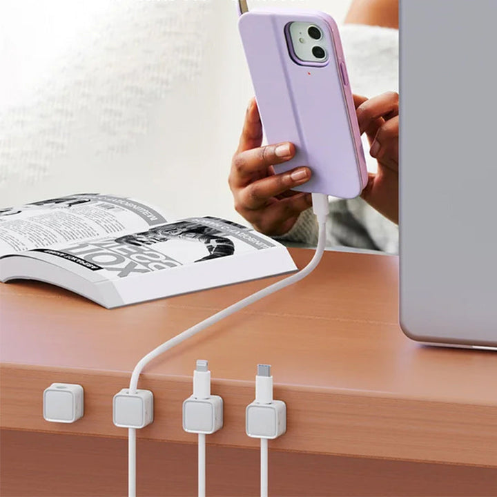 Magnetisk kabelorganisator holder skrivebordet ryddig. Perfekt for hjemmekontor og elektronikk.