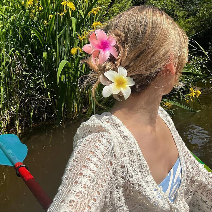 Hvit eggblomst hårspenne, elegant hårpynt som passer til både hverdags og sommerlig festantrekk. Trendy.