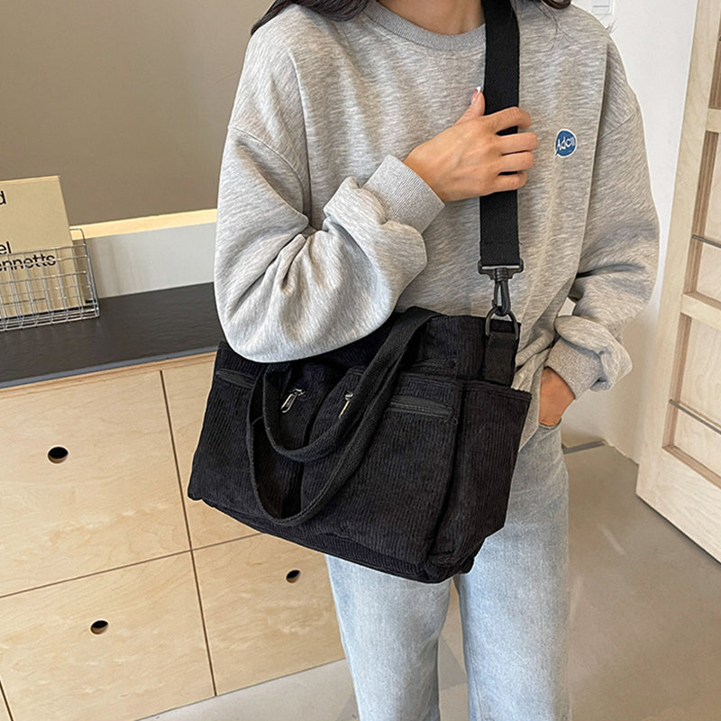 Praktisk kordfløyels totebag, elegant håndveske med romslig interiør.