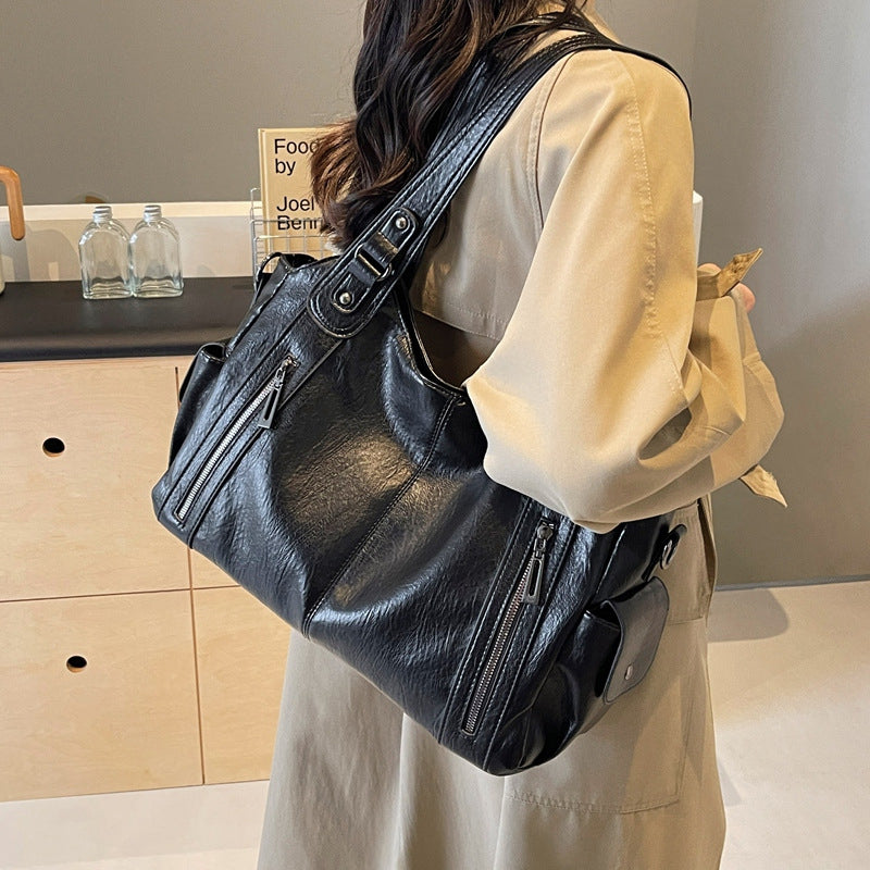 Elegant PU-skinn håndveske, stor kapasitet og praktisk for en travel hverdag.