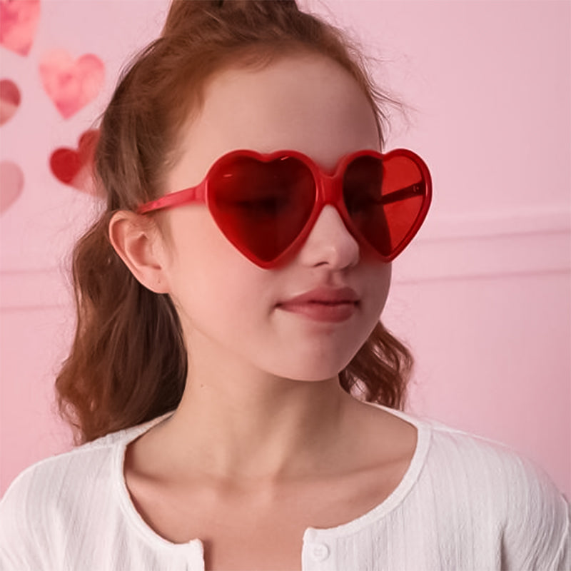 Hjerteramme solbriller med UV-beskyttelse, lett og moderne for en komplett sommerlook.