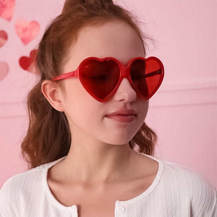 Hjerteramme solbriller med UV-beskyttelse, lett og moderne for en komplett sommerlook.