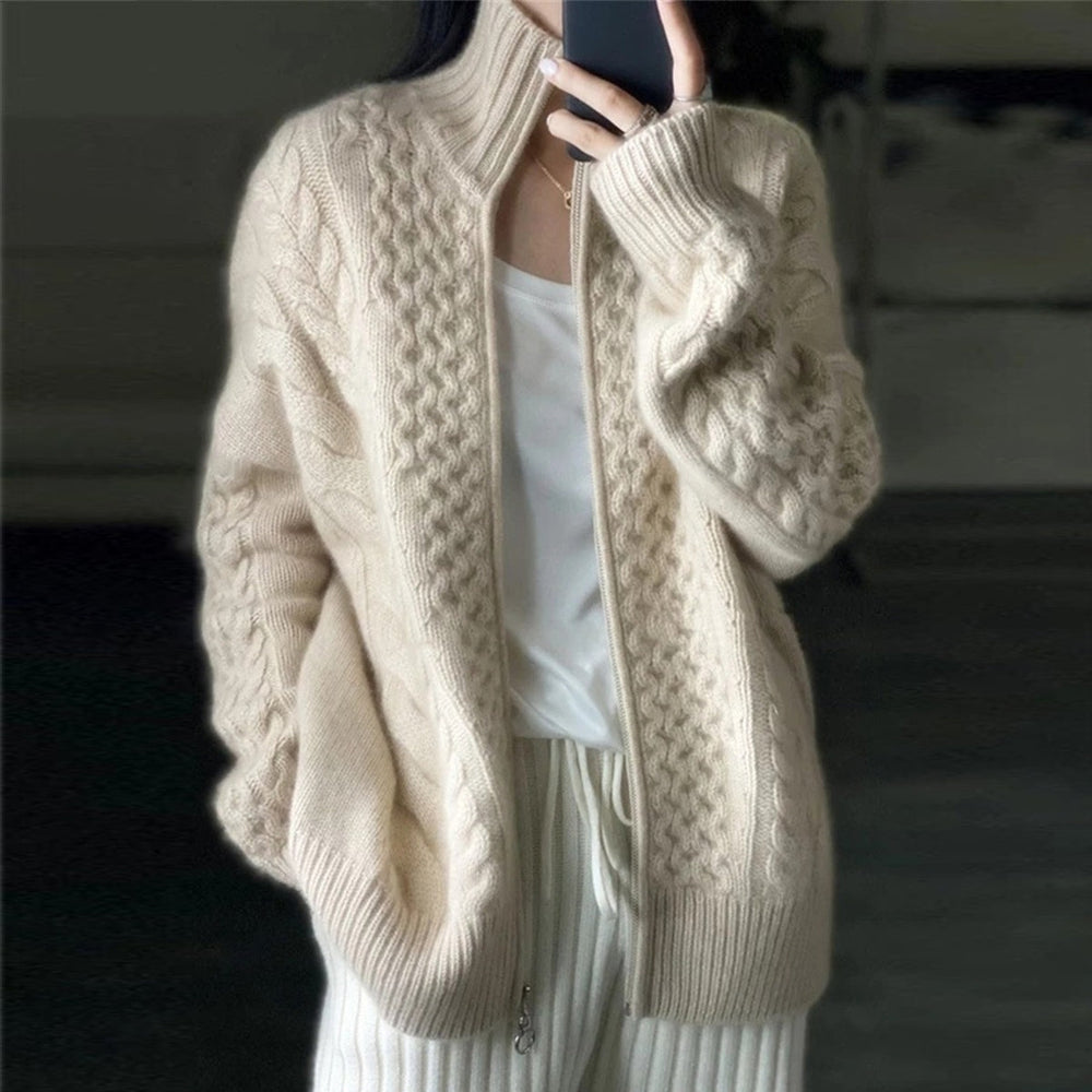 Myk, strikket damecardigan i beige med høy hals. Perfekt for en komfortabel og stilfull hverdag.