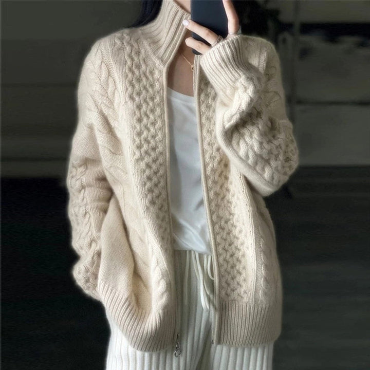 Myk, strikket damecardigan i beige med høy hals. Perfekt for en komfortabel og stilfull hverdag.