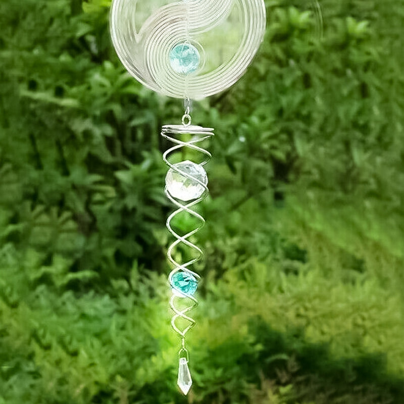 Fargerik spiral vindmobil, svinger vakkert i vinden.