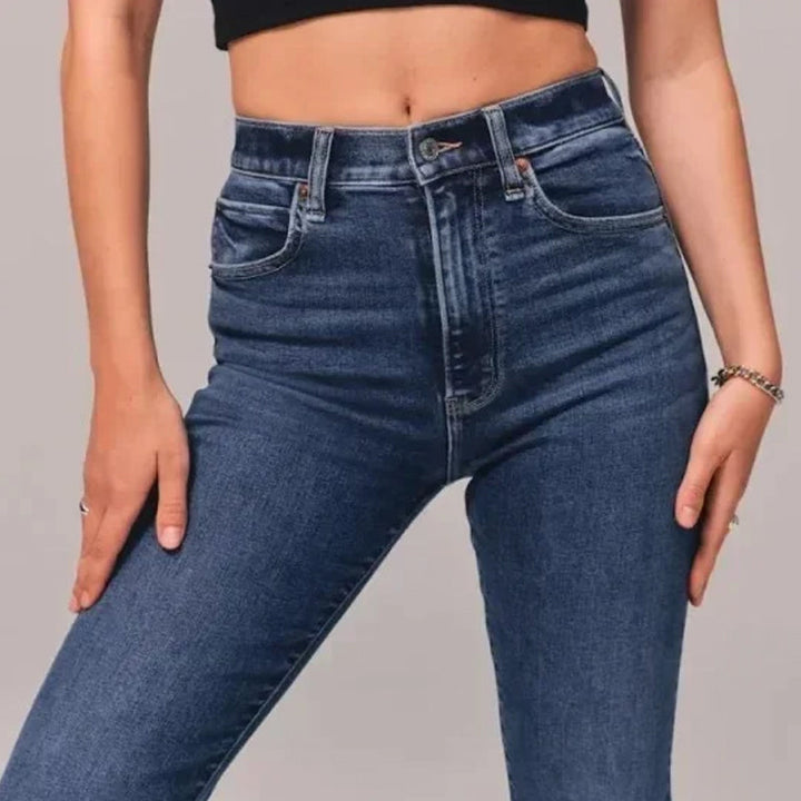 Trendy kvinner jeans: Høy midje, utsvingt ben, stretch for en perfekt passform.