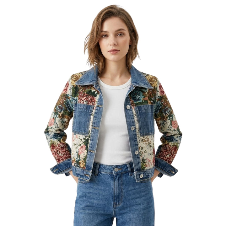 Kvinners denim jakke med fargerikt blomsterpatchwork i boho stil, perfekt for vår og høst.