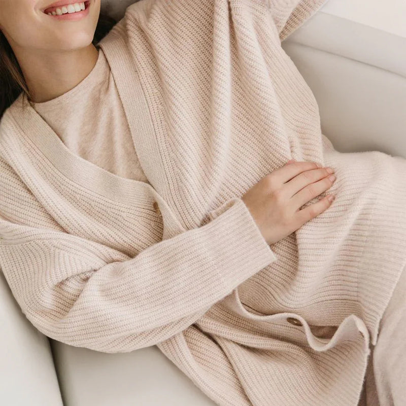 Kvinnerens ensfargede genser cardigan med lommer, for vår og høst.