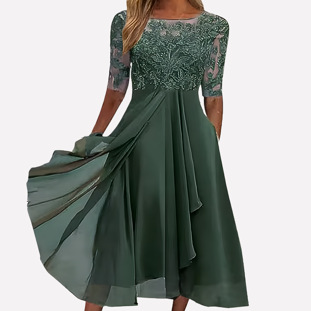 Formell blonderkjole i chiffon for kvinner, med intrikate blomsterdetaljer. En elegant lang kjole.