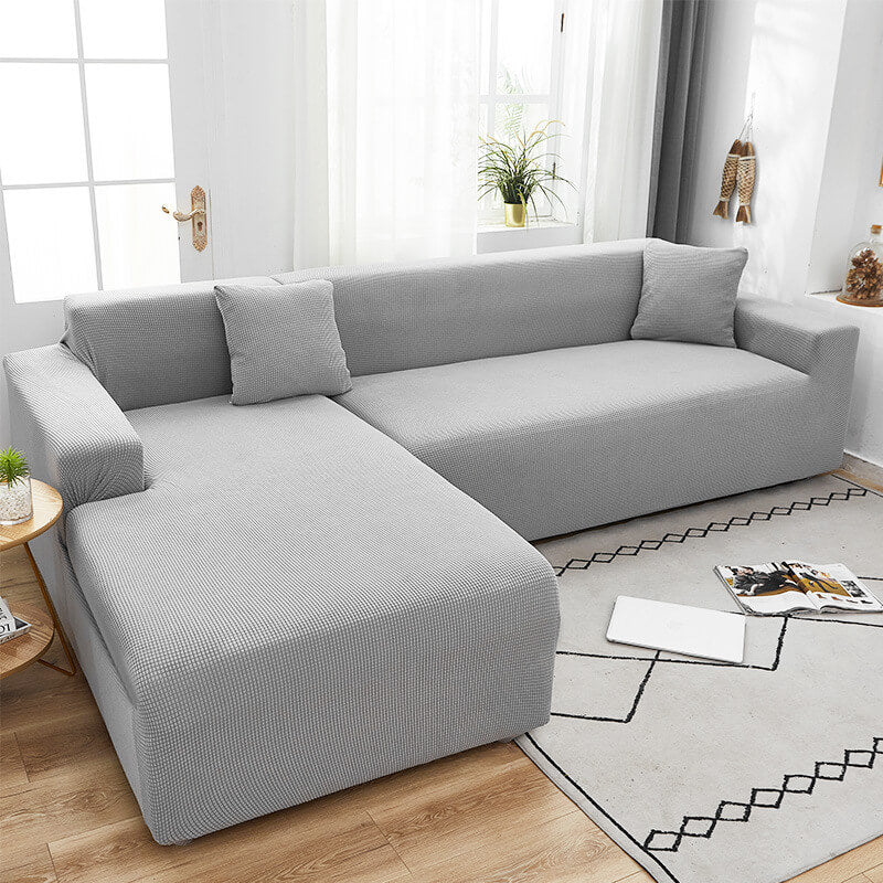 Moderne teksturert stretch sofatrekk i en minimalistisk stue.