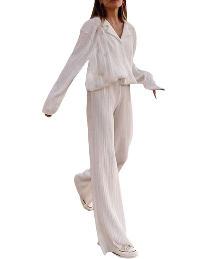 Plissert todelt sett for kvinner med løs skjorte og vide bukser, perfekt for elegant stil i hverdag og fest.