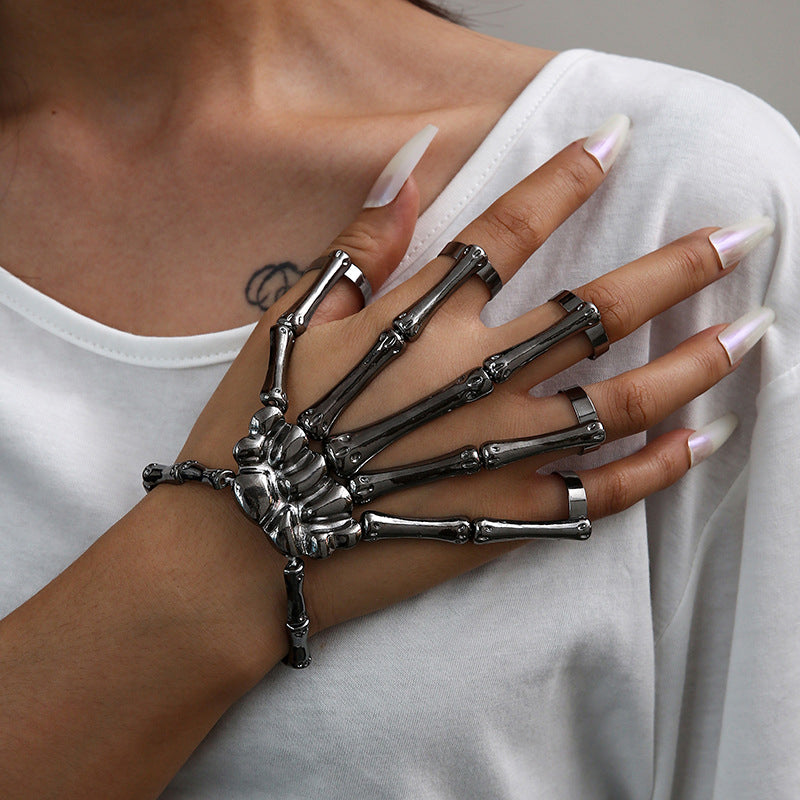 Unikt gotisk skallearmbånd i metall. Punk smykke for unisex fashion og stil, ideell gave.