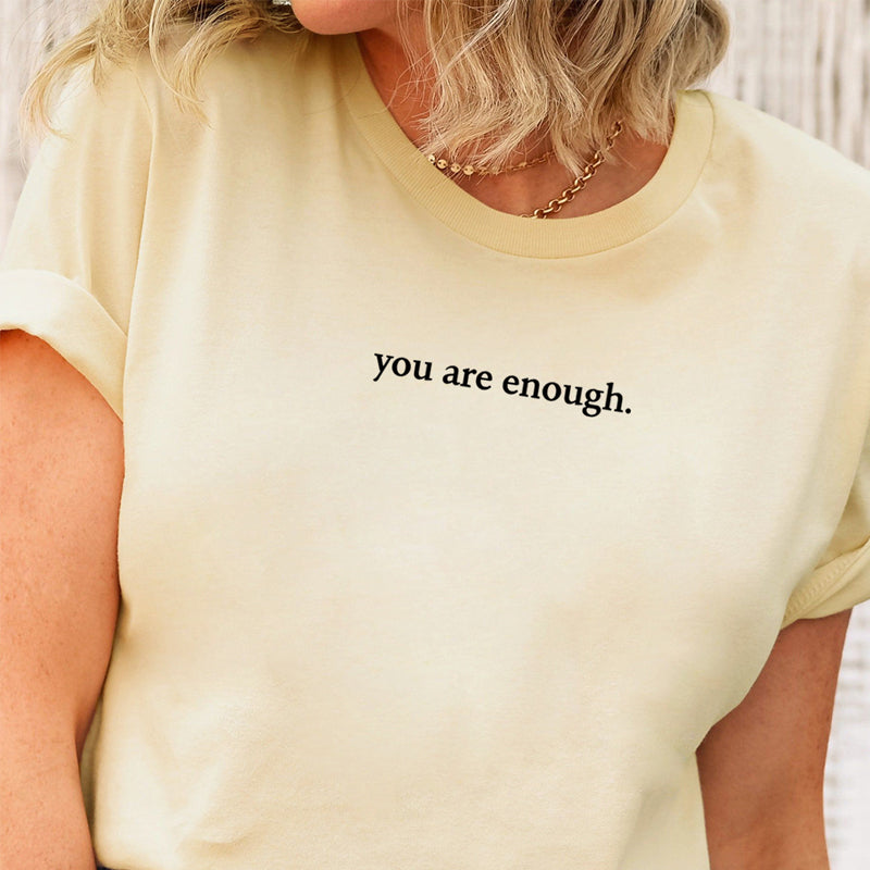 Trendy 'You Are Enough' t-skjorte for kvinner, moderne og inspirerende design.