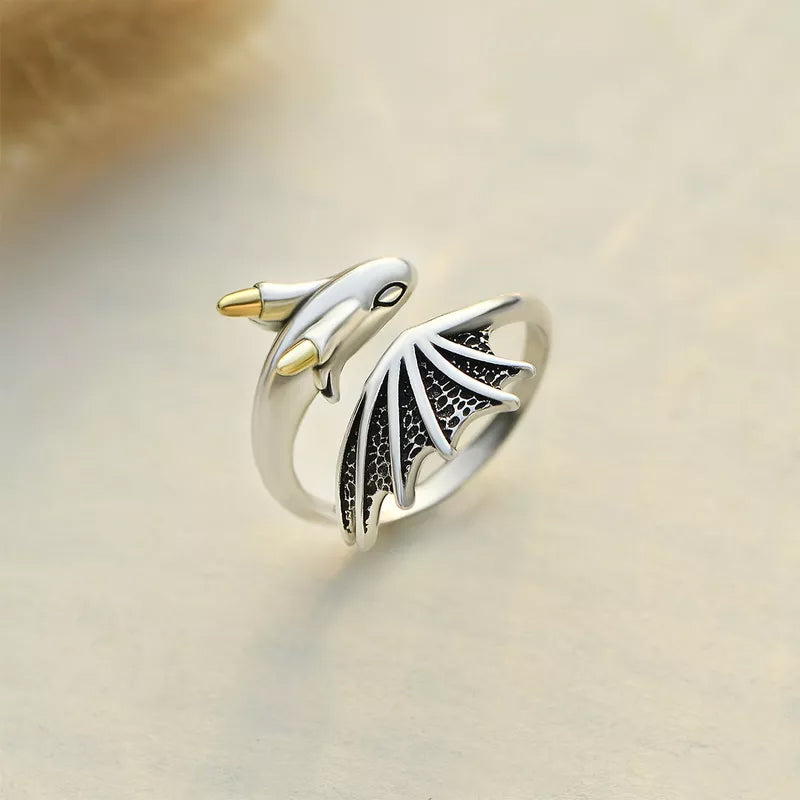 Detaljert justerbar drage ring i sølvfarge, perfekt unisex smykke og symbolsk tilbehør.
