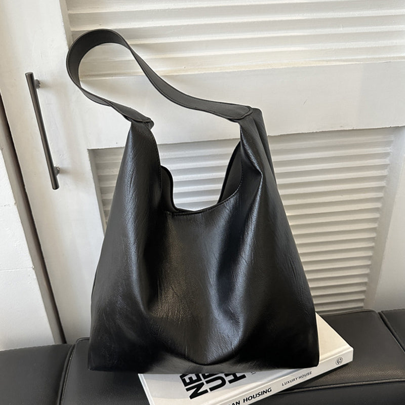 Åpen elegant svart PU veske til dame, viser interiør, praktisk og stilfull messengerbag.