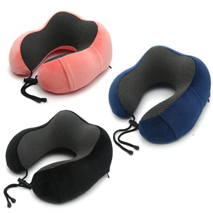 Sort memory foam nakkepute for reise. Ideell gave til globetrotteren som verdsetter komfort og støtte.