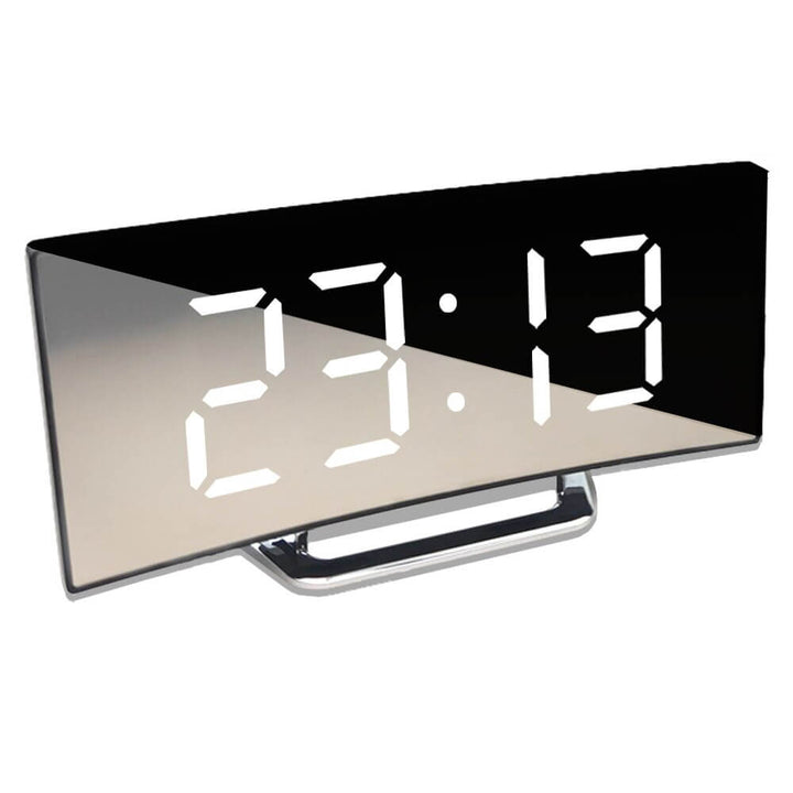 Stilren buet LED digital klokke i svart, perfekt for moderne interiør og nattbord.