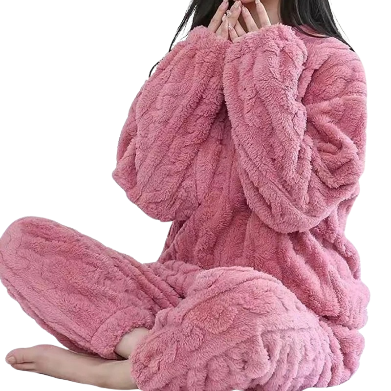 Koselig loungewear for kvinner i mykt stoff. Ideelt pysjamassett for avslapning og hygge hjemme.