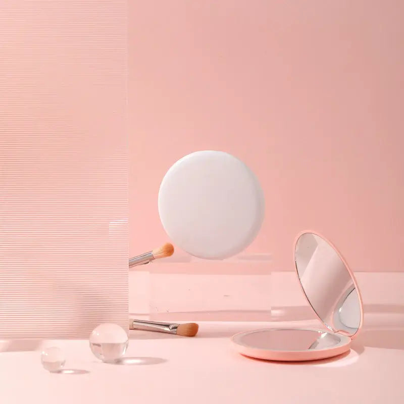 Premium lite LED-speil med forstørrelse for daglig skjønnhetsrutine og raske touch-ups.