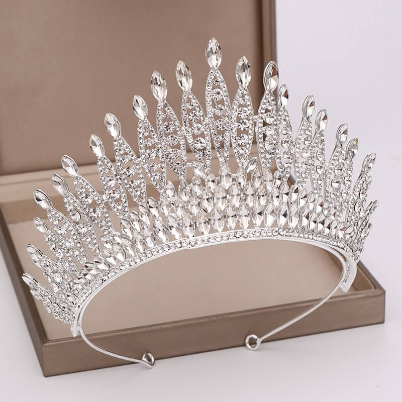 Festtilbehør: Glitrende rhinestone tiara for kvinner. Elegant krystallkrone for spesielle anledninger.