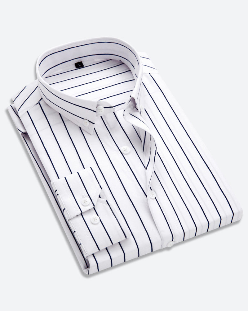 Menns elegante slim fit skjorte med tynne vertikale striper. Langermet for et klassisk utseende.