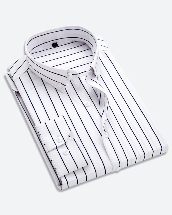 Menns elegante slim fit skjorte med tynne vertikale striper. Langermet for et klassisk utseende.