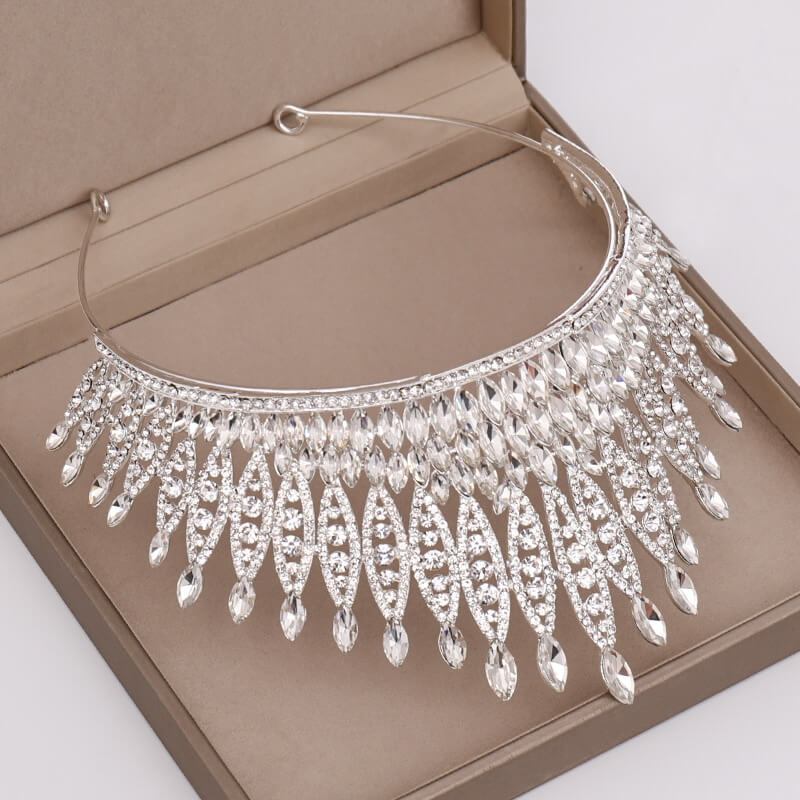 Vakker tiara med krystaller og rhinestones. Glitrende hårtilbehør for kvinner til bryllup og ball.