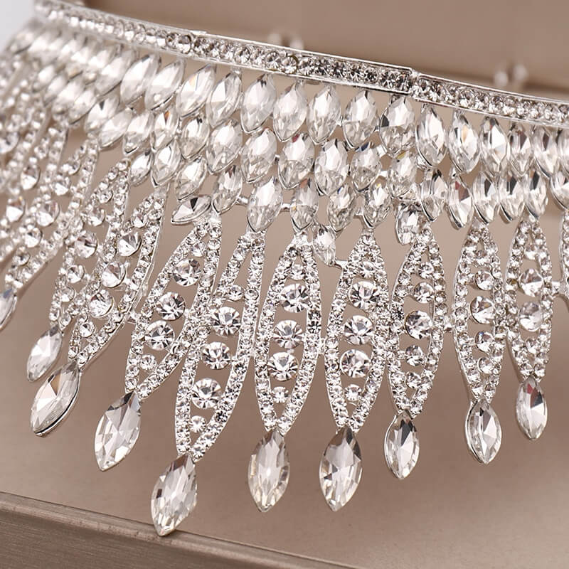 Elegant krystall- og rhinestonetiara. Perfekt glitrende smykke for kvinner til bryllup, ball, fest.