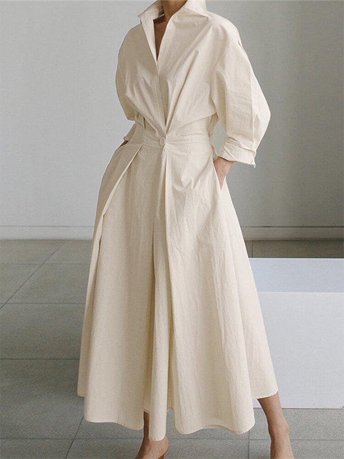 Elegant beige midikjole med knappmidje. Perfekt sommerkjole for dame til fritid eller fest.