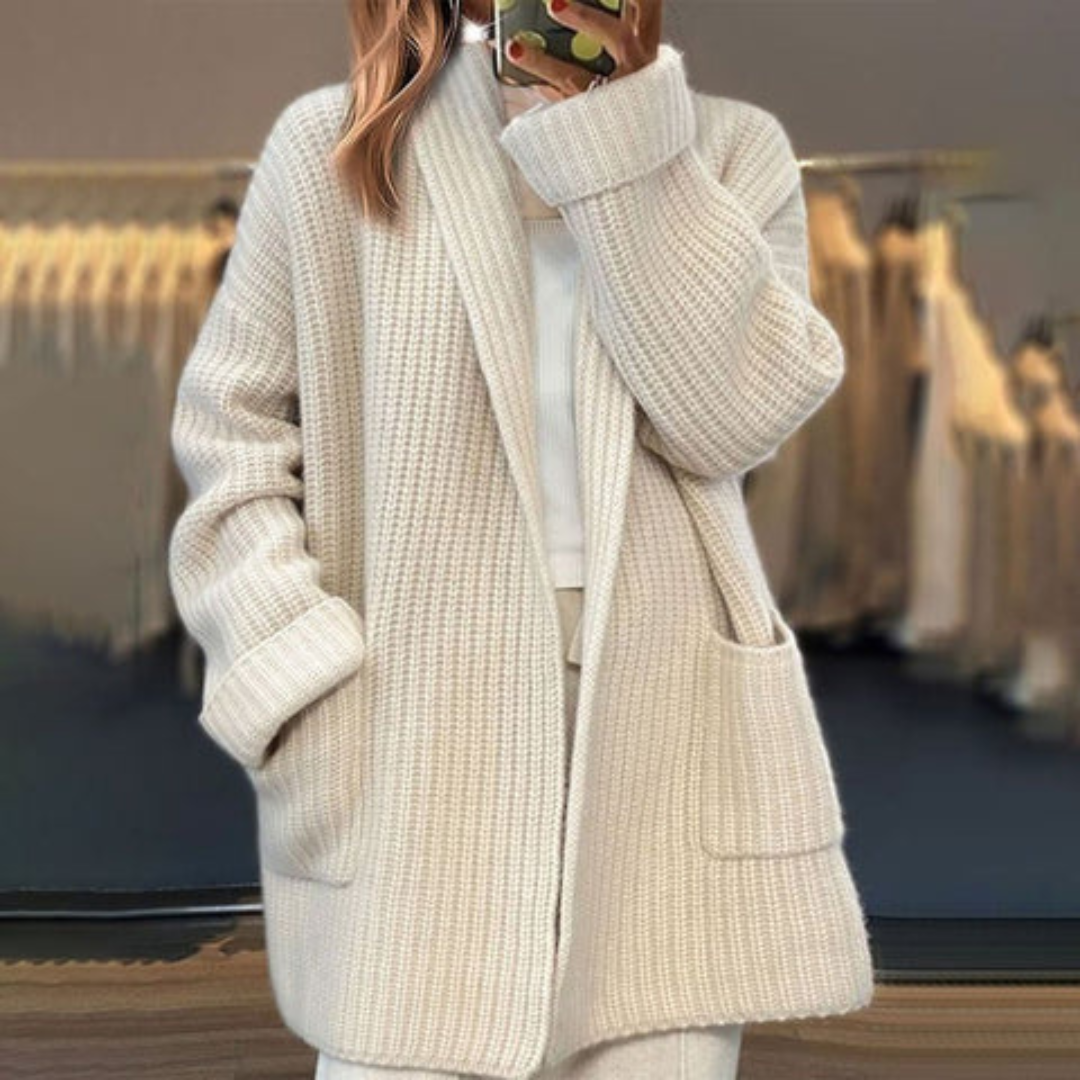 Elegant lang strikket damecardigan i mykt garn, perfekt for hverdag og stil.