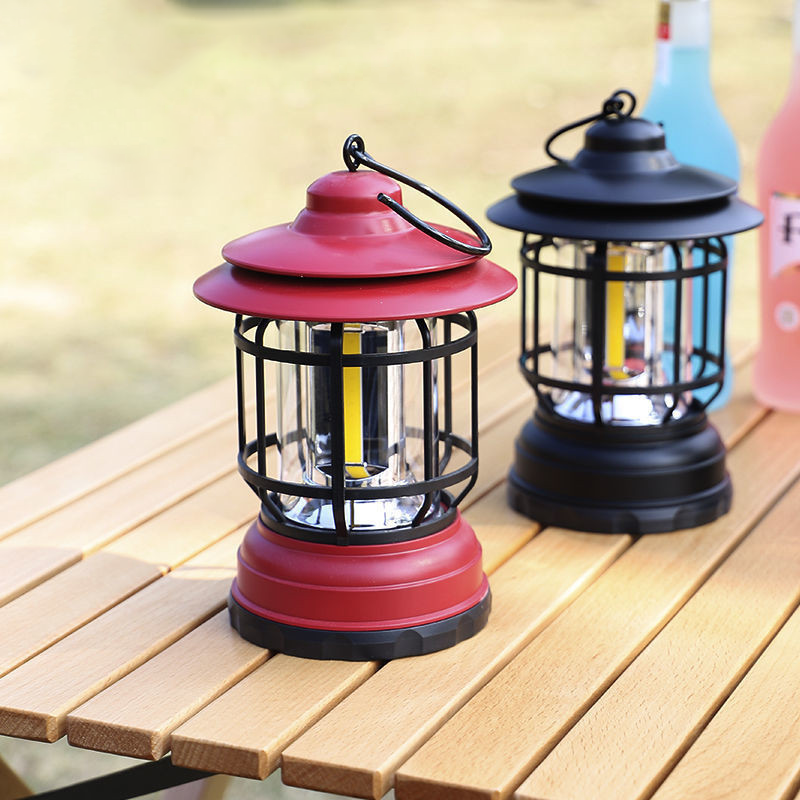 Oppladbar retro campinglampe med LED, ideell for tur, fritid og dekorasjon.